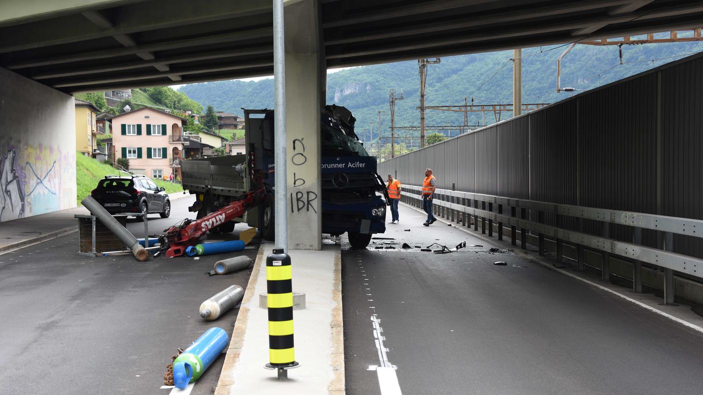 La strada cantonale è bloccata in entrambe le direzioni almeno fino alle 17