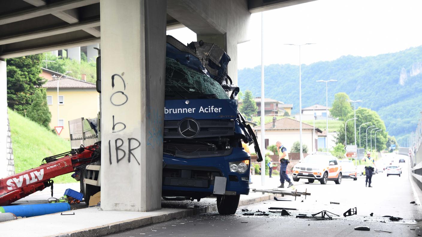 L'autista ha riportato ferite ed è stato trasportato all'ospedale di Mendrisio