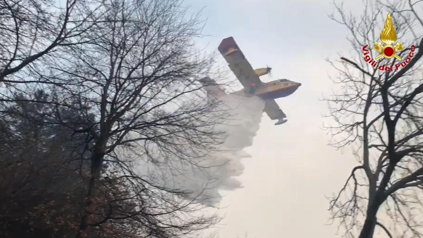 Nella zona di Varese le operazioni di spegnimento sono sempre in corso