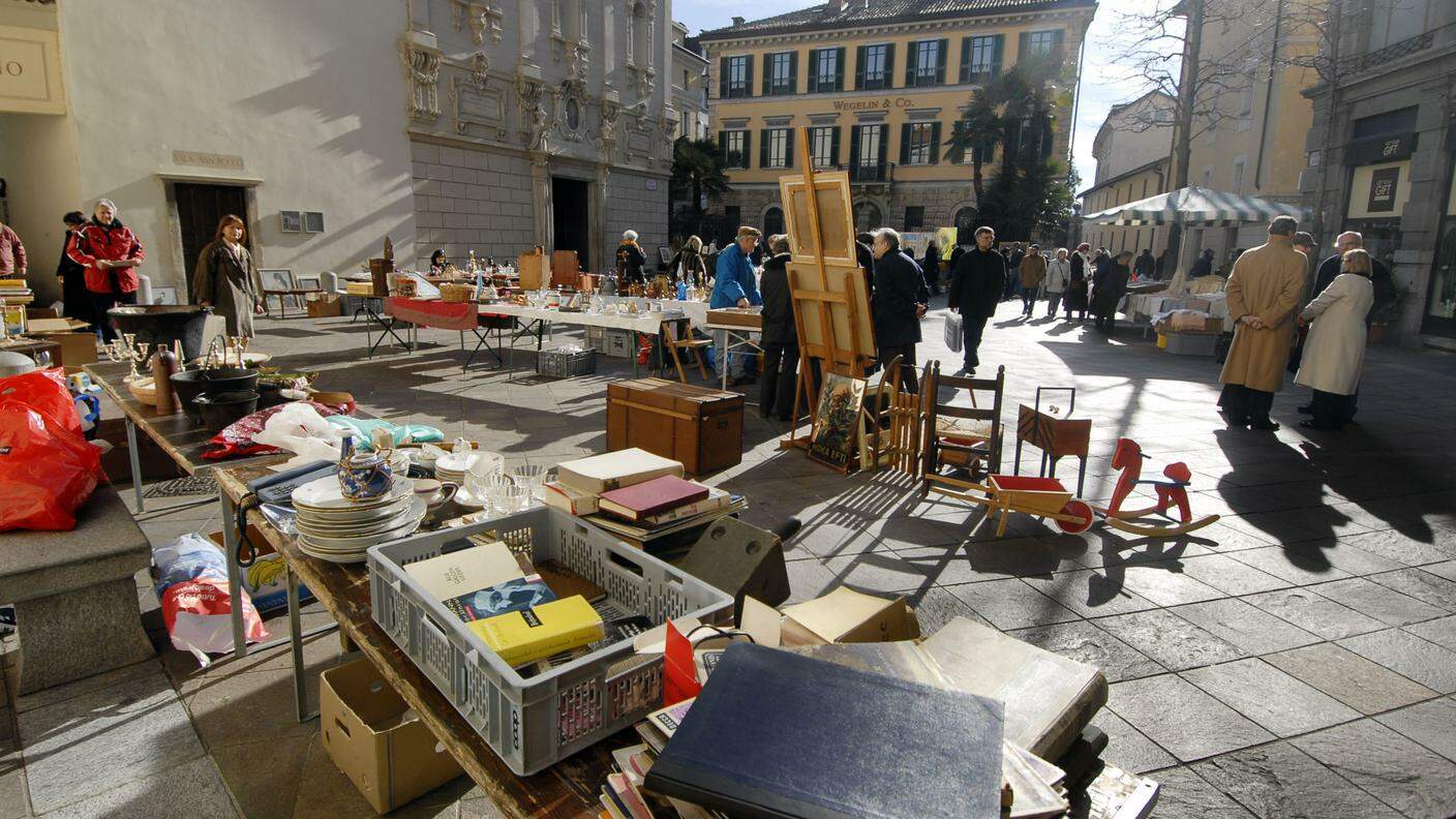 Autori di furti di oggetti vari dalle bancarelle del mercatino in Piazzetta San Rocco