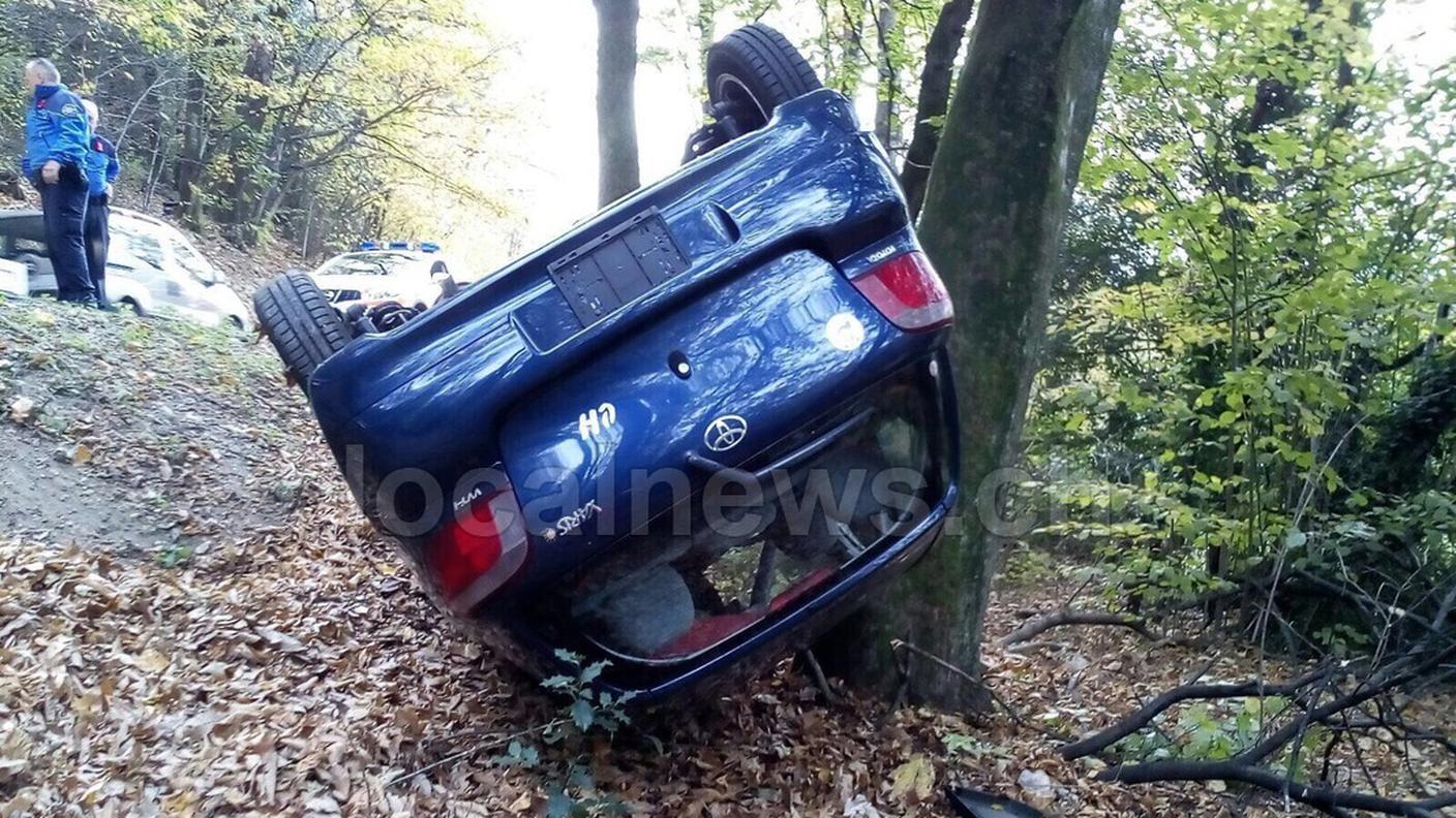 L'automobile finita contro un albero a Bedigliora