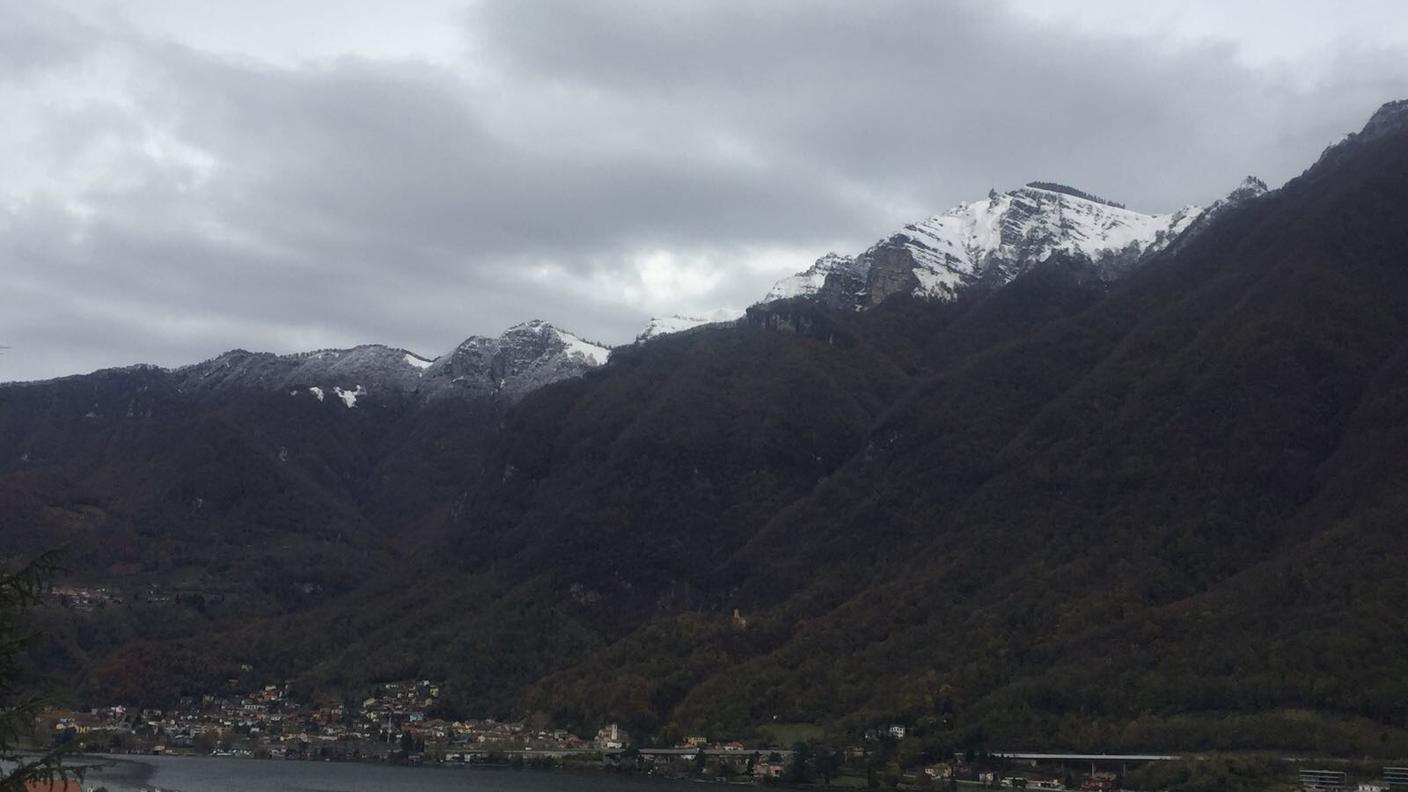 La vetta innevata, vista da Riva San Vitale