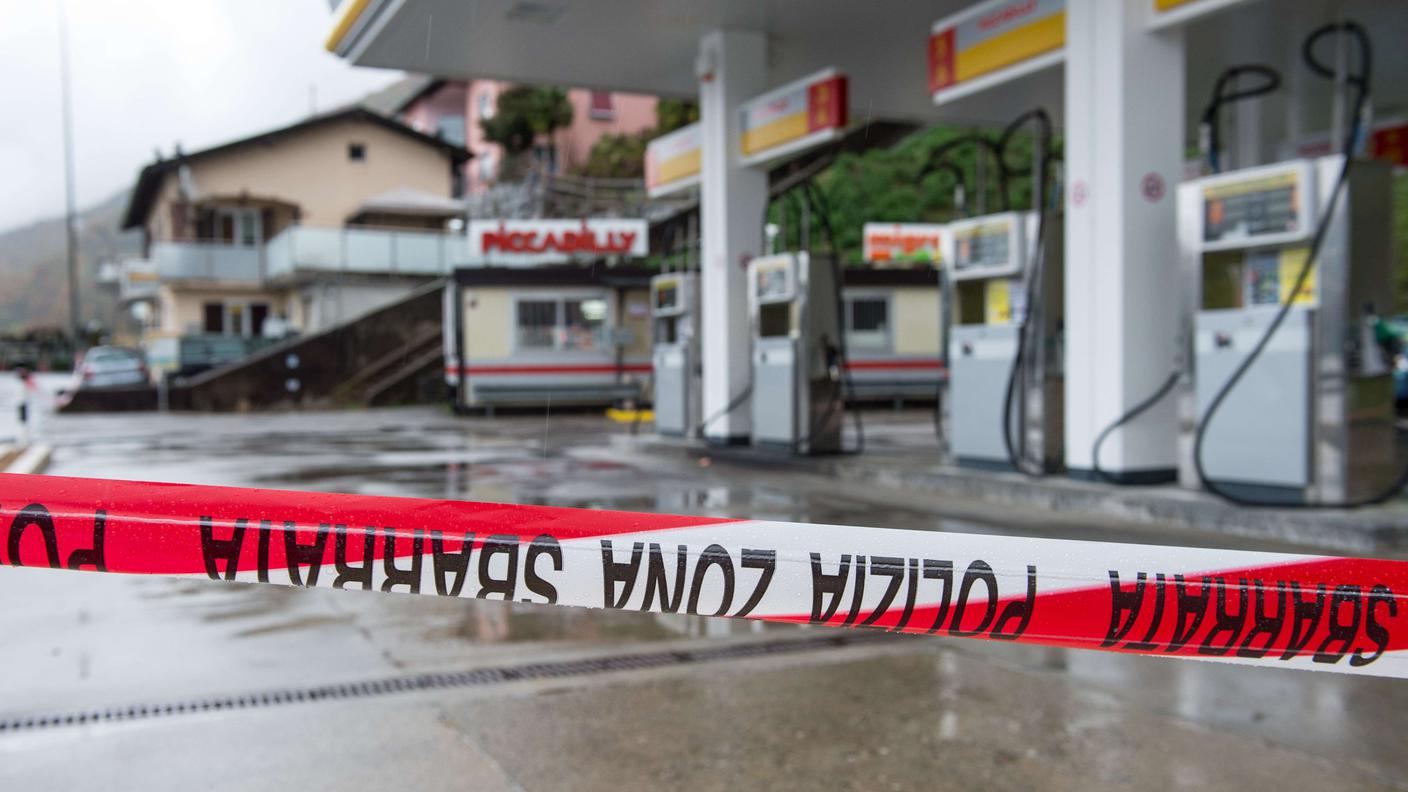 Il distributore con chiosco rapinato sabato 4 a Brusino Arsizio