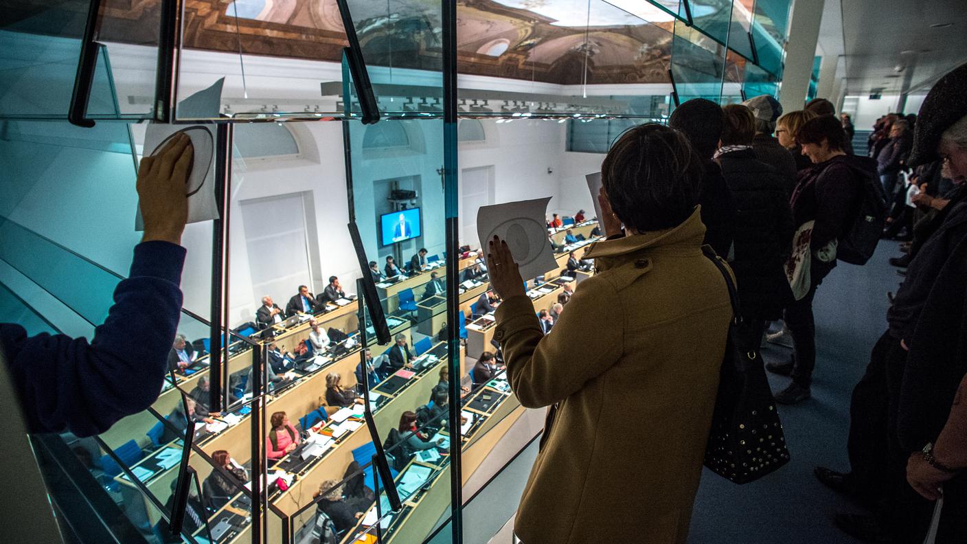Argo 1: i cittadini osservano il Parlamento che critica il Governo