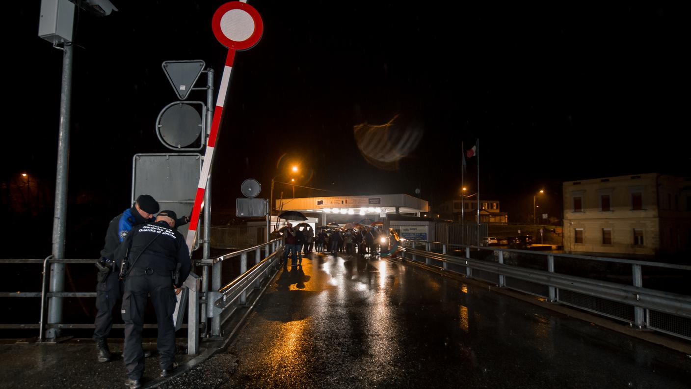 La chiusura del valico di Ponte Cremenaga