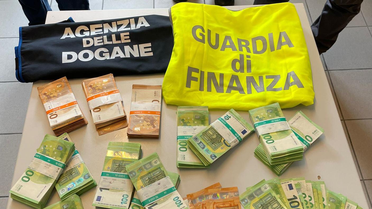 Il denaro trovato nel bagaglio del cittadino ucraino proveniente da Locarno
