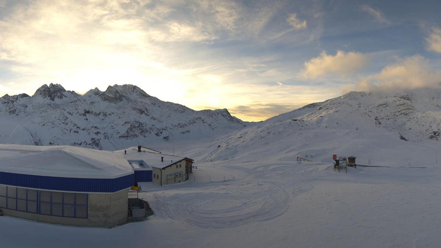 La situazione in alta quota a Splügen dove si prepara l'apertura delle piste alcune delle quali passano sopra la strada