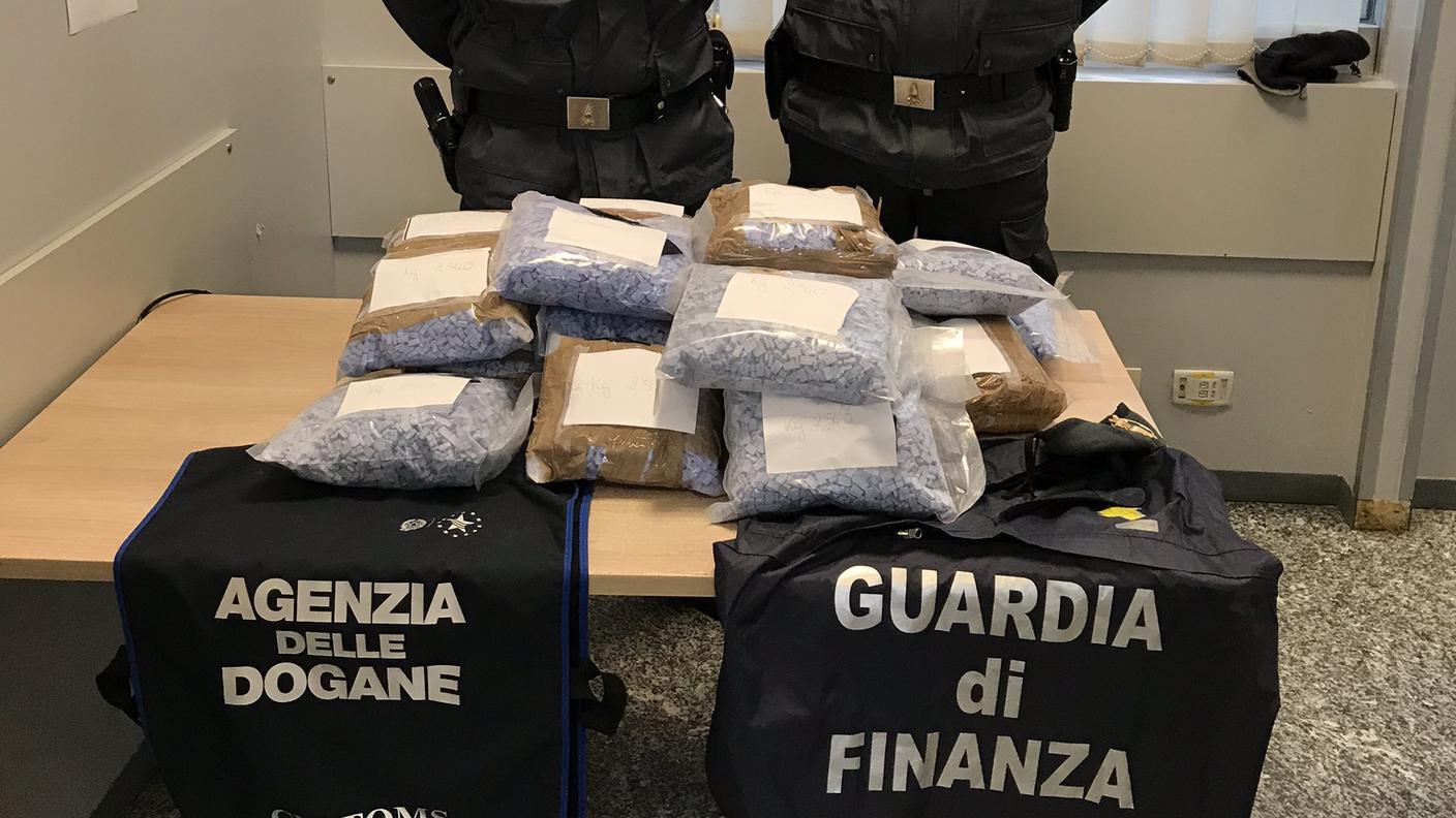 L'uomo fermato aveva pure della cocaina nelle scarpe
