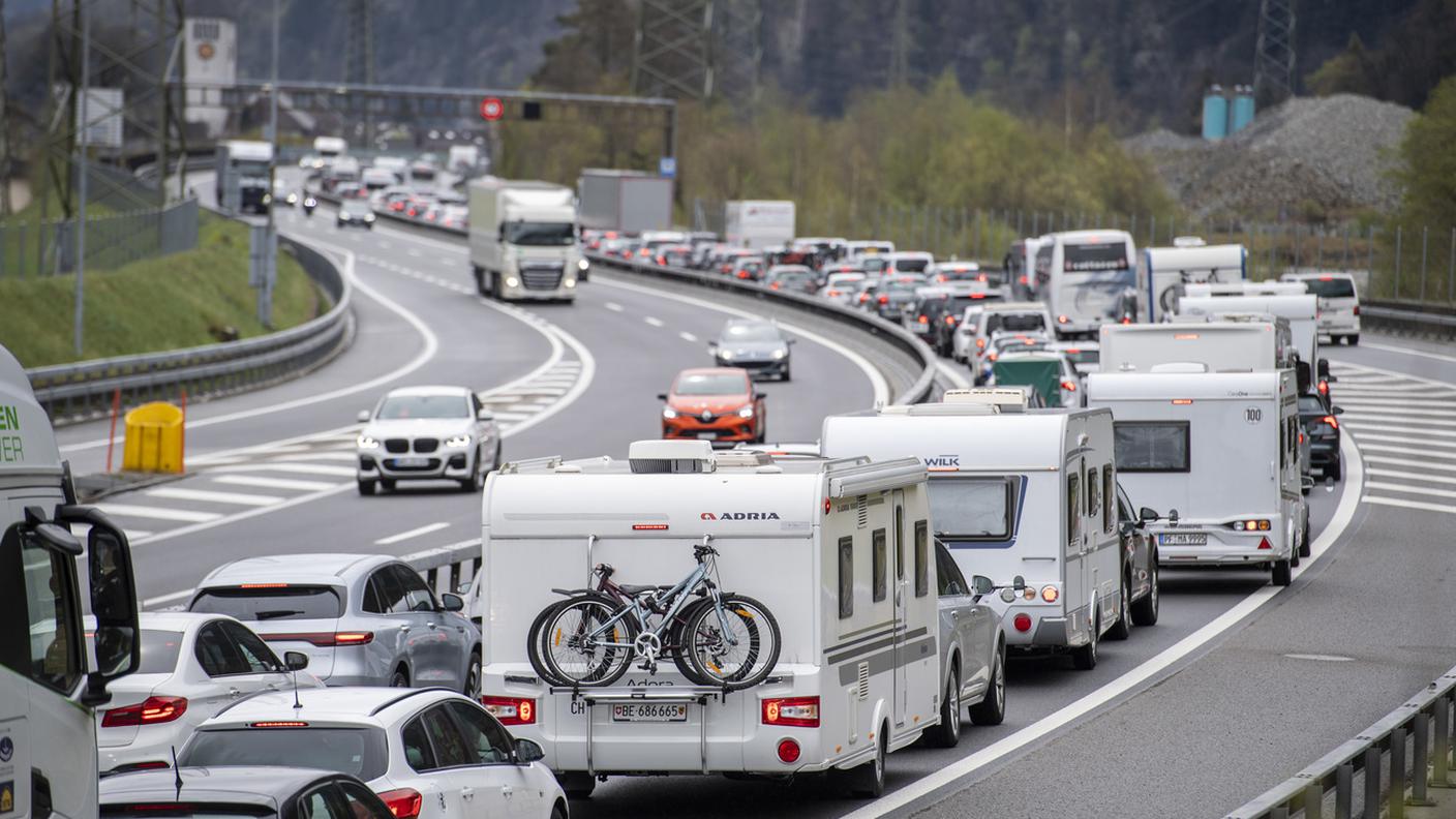 Coda verso il portale nord del San Gottardo.jpg