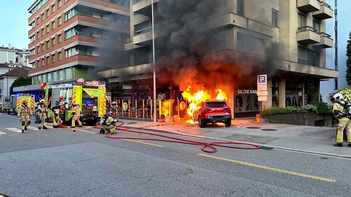 La vettura in fiamme martedì mattina a Lugano