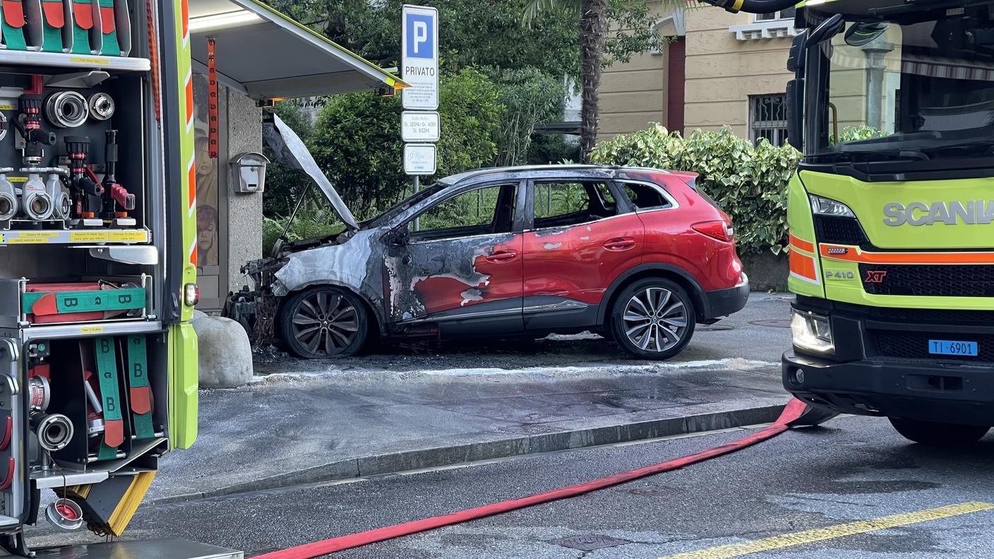 L'auto devastata dalle fiamme dopo essersi incendiata a Lugano