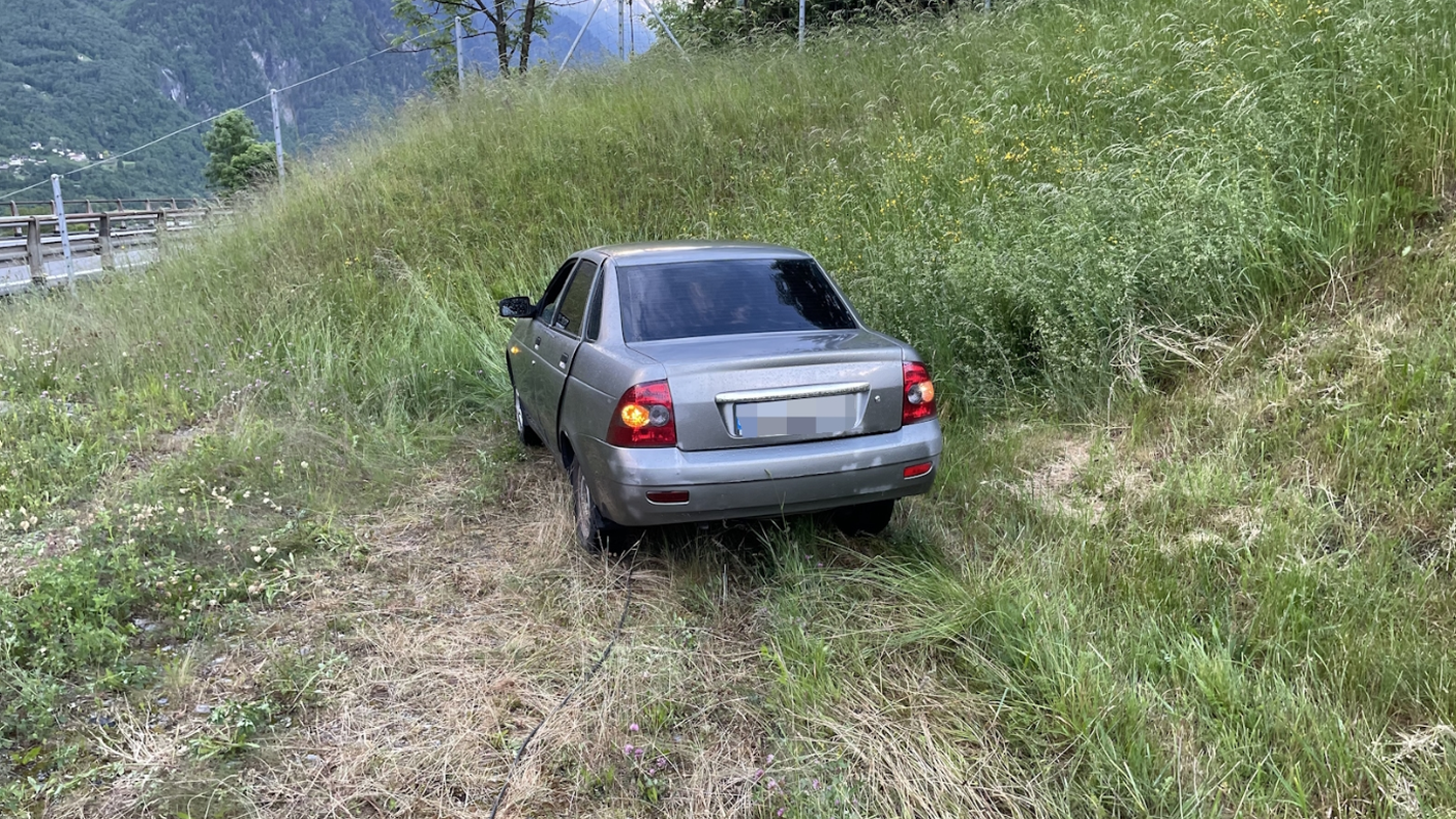 Il 32enne è riuscito a deviare l’auto fuori strada in un prato in salita per fermarla