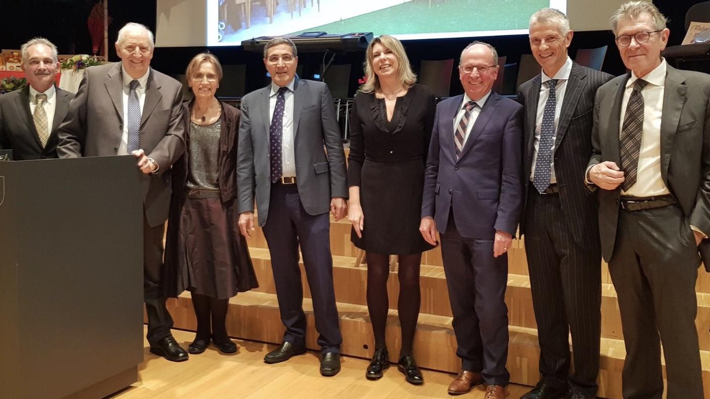 Il direttore della RSI Maurizio Canetta insieme alla giornalista Valeria Bruni, Giordano Elmer (presidente Pro Ticino Svizzera), Franco Fontana (presidente Pro Ticino San Gallo) e la moglie; Remy Fässler (presidente Consiglio di Stato San Gallo); Arnoldo Coduri (cancelliere dello Stato Ticino) ed il prof. Renato Martinoni. 