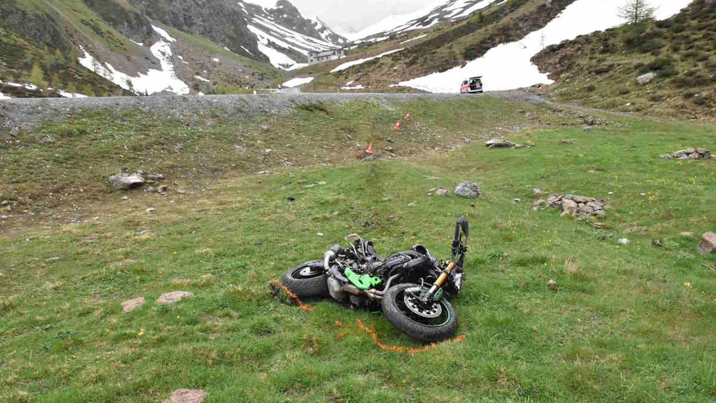 Il 41enne è finito in un prato con la sua moto.jpg