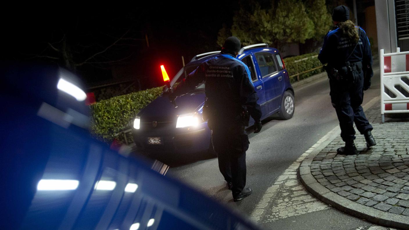 Le guardie hanno fermato una vettura ma tre migranti sono svaniti nella notte