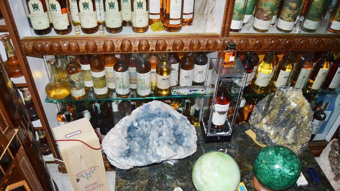 Centinaia di minerali di varie dimensioni e 20 mila bottiglie di alcool
