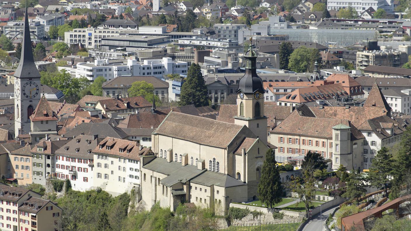 Il castello vescovile con la cattedrale domina la città dall'alto