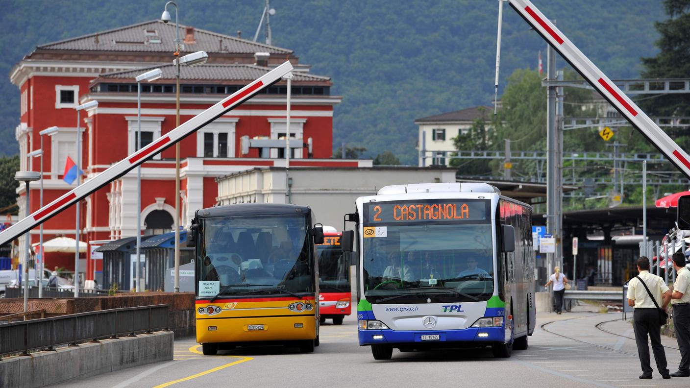 Le barriere alla stazione hanno paralizzato il flusso degli autobus di linea
