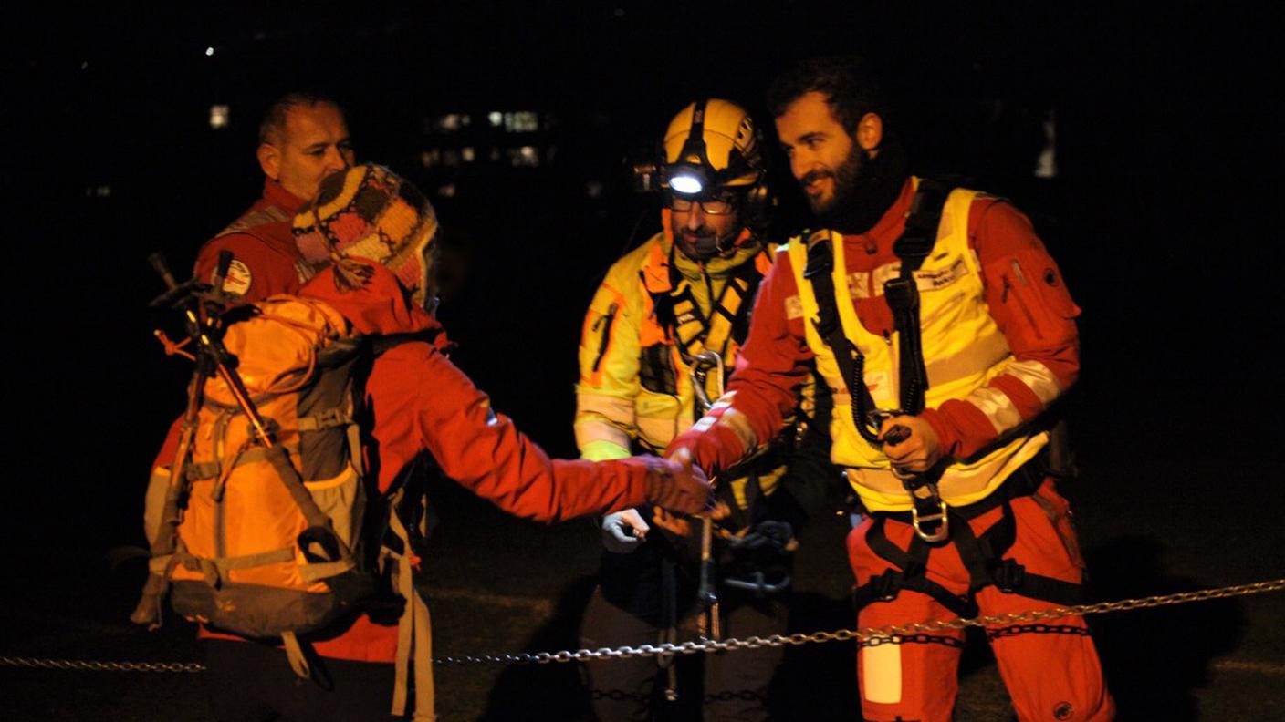 La donna mentre ringrazia i soccorritori della REGA