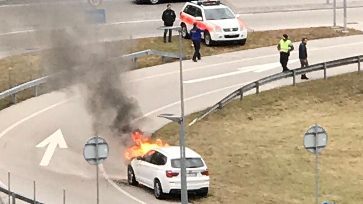 Il veicolo ha preso fuoco nel pomeriggio