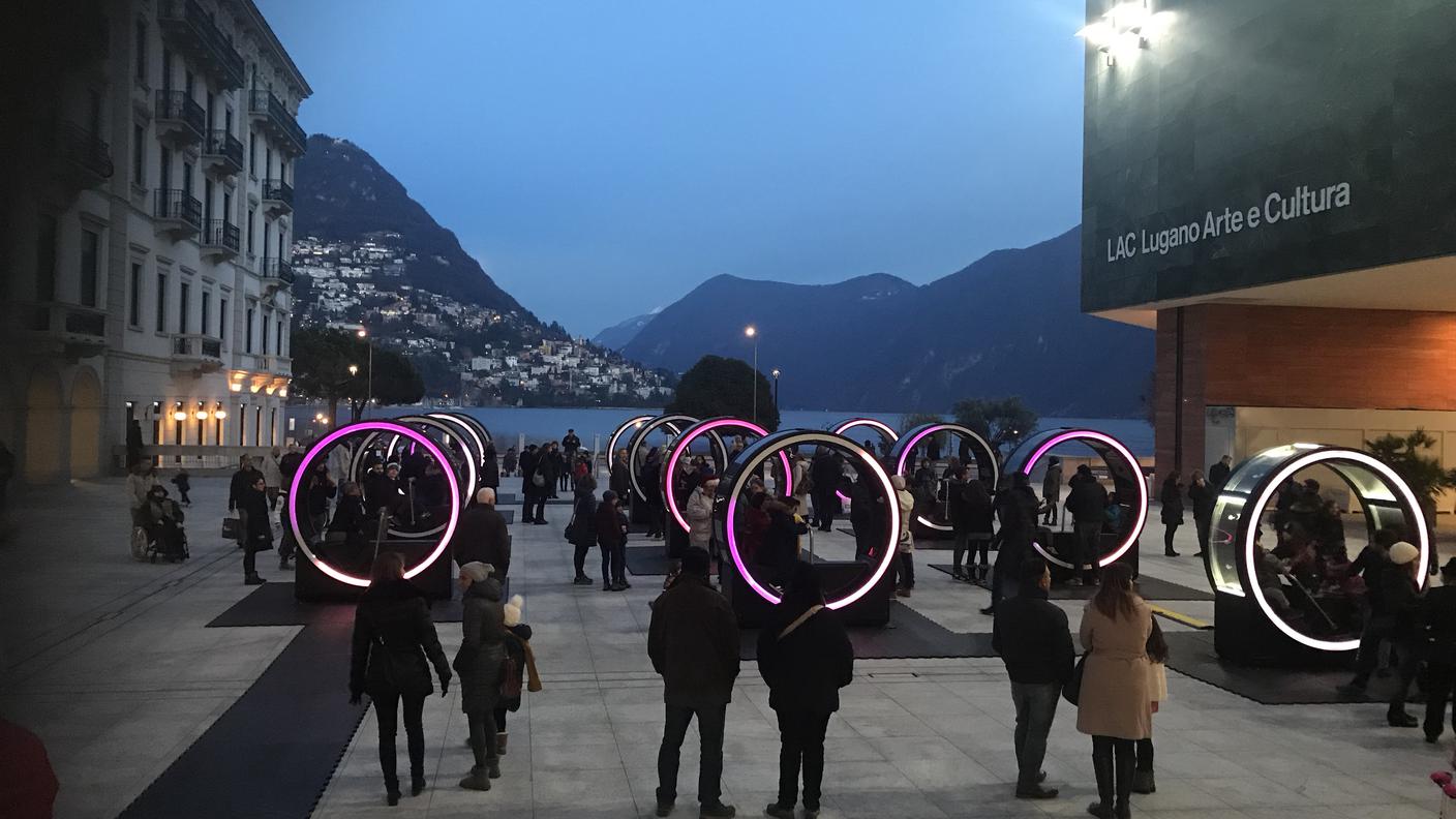 Gli anelli comparsi sulla piazza del LAC