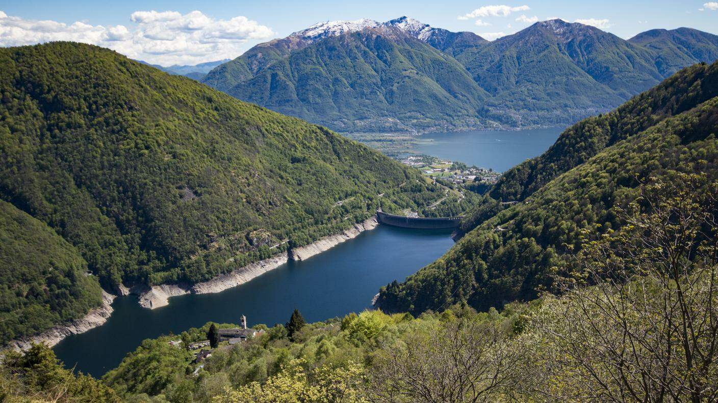 Mergoscia, la montagna si specchia nella diga della Verzasca e nel Lago Maggiore