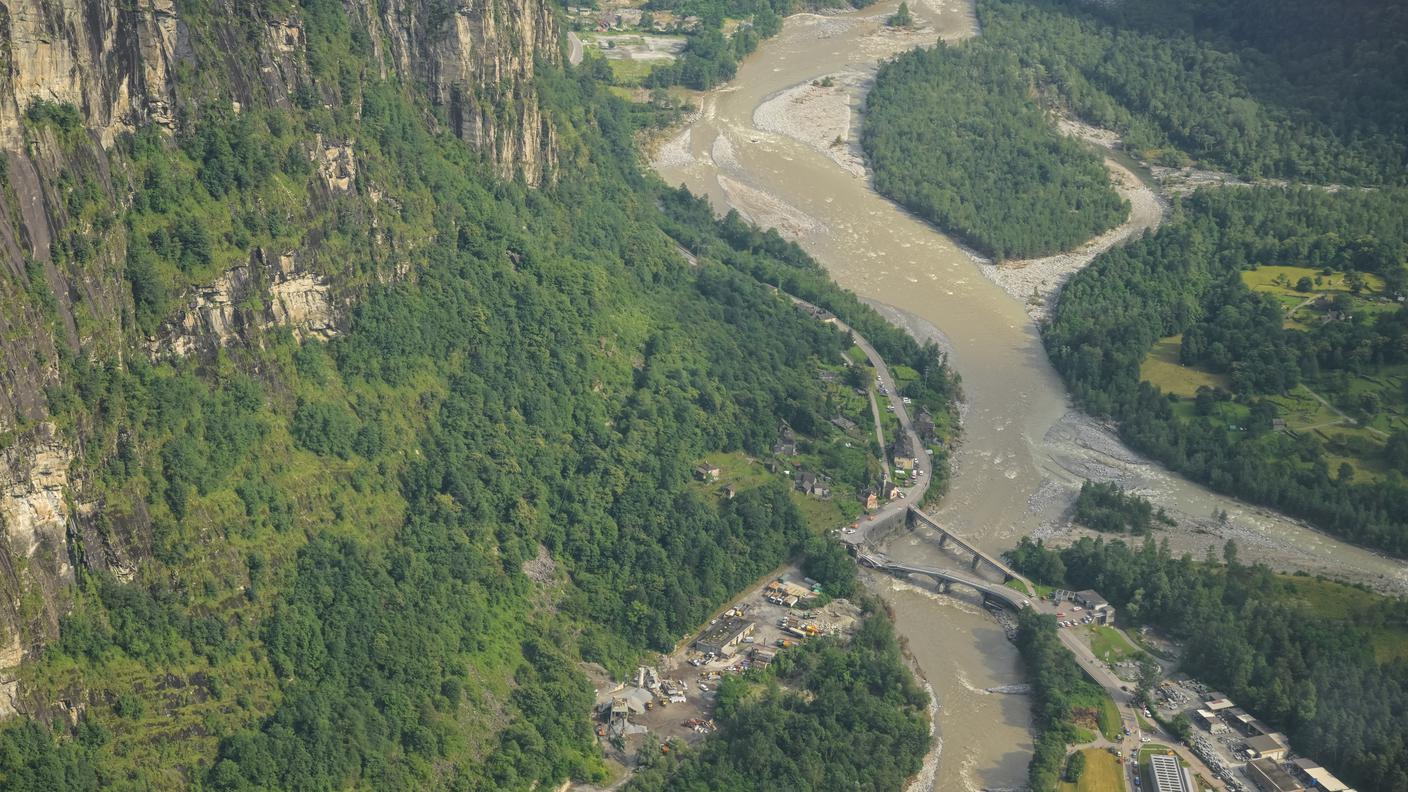 Il ponte di Visletto, alle porte di Cevio, abbattuto dalla piena.jpg