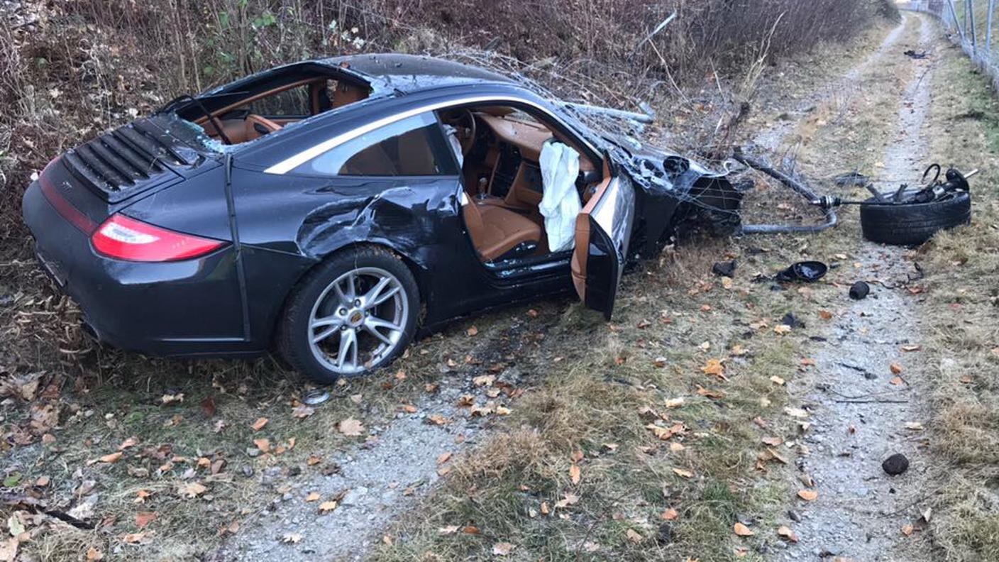 L'auto si è completamente distrutta