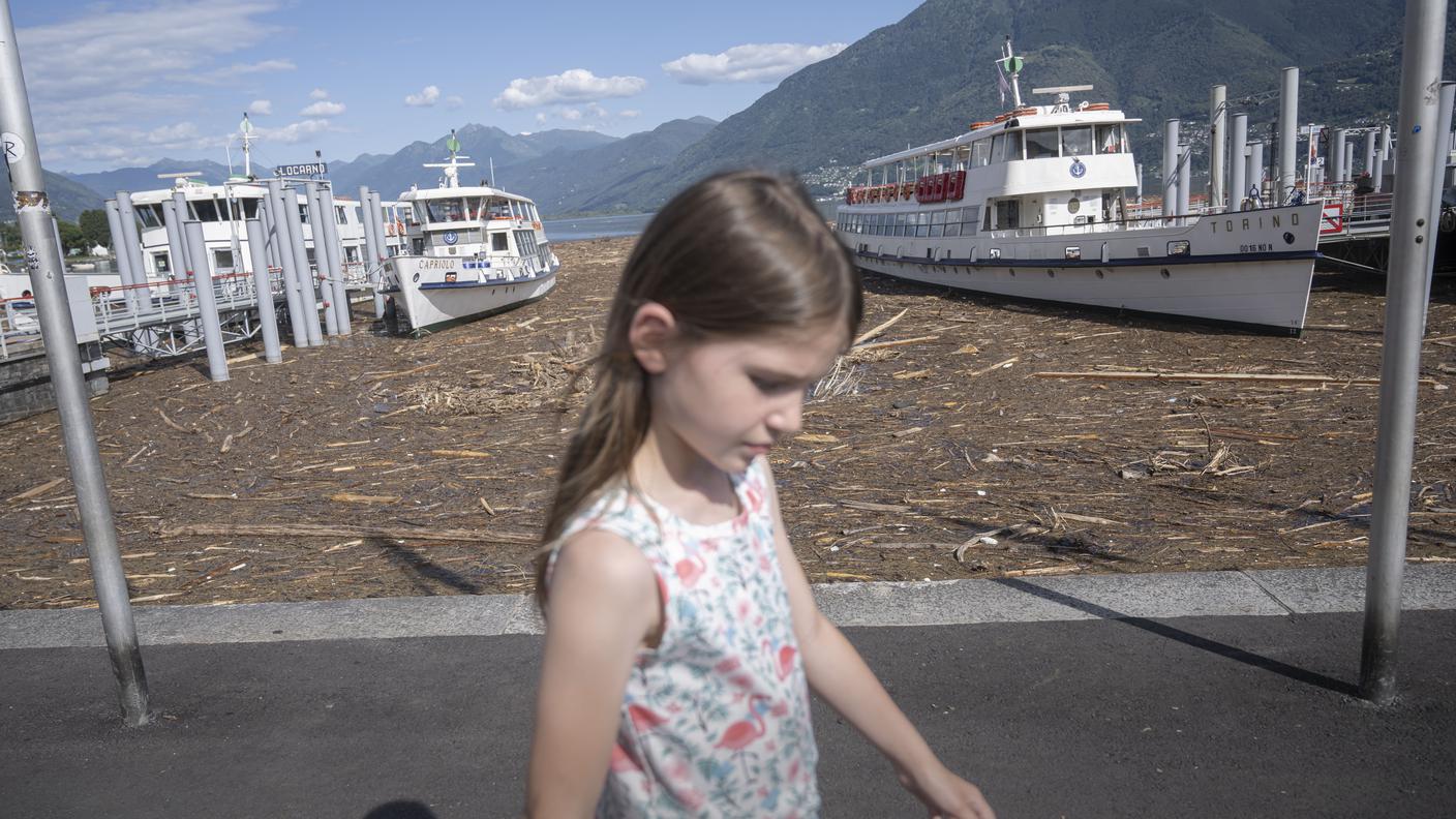 Battelli bloccati dai detriti all'imbarcadero di Locarno.jpg