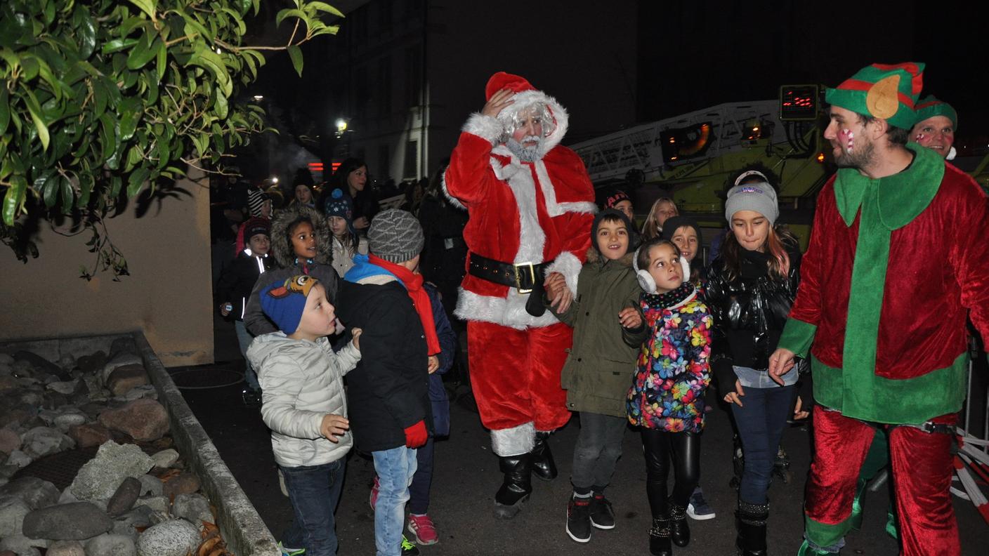San Nicolao con i bambini a Chiasso