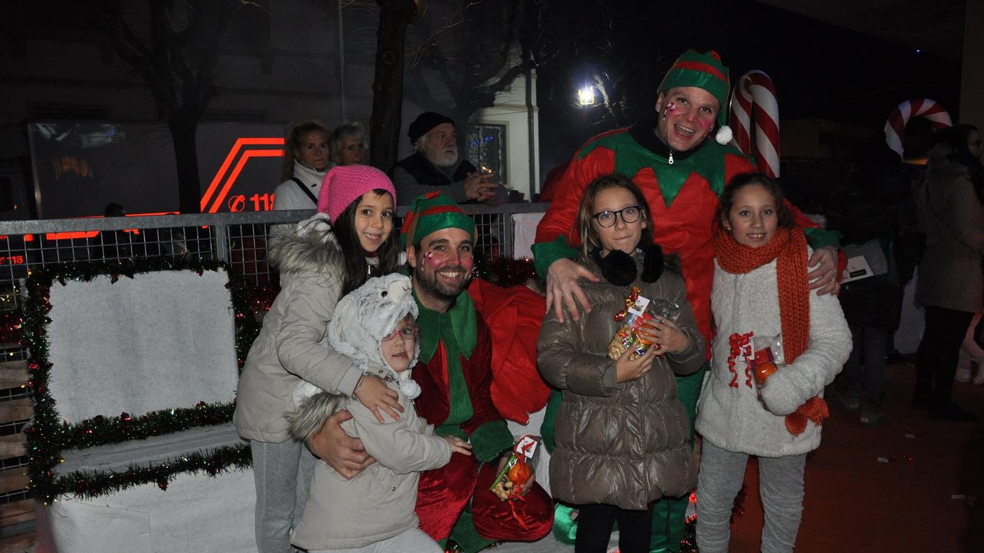 San Nicolao con i bambini a Chiasso
