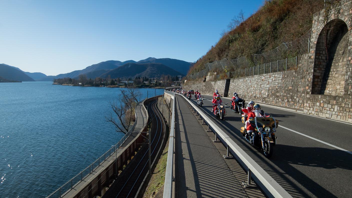 Da Ponte Tresa a Lugano con moto, cappuccio rosso e barba bianca