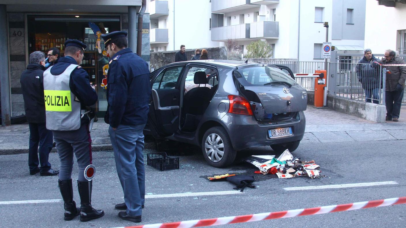 L'auto ferma dopo aver investito i passanti