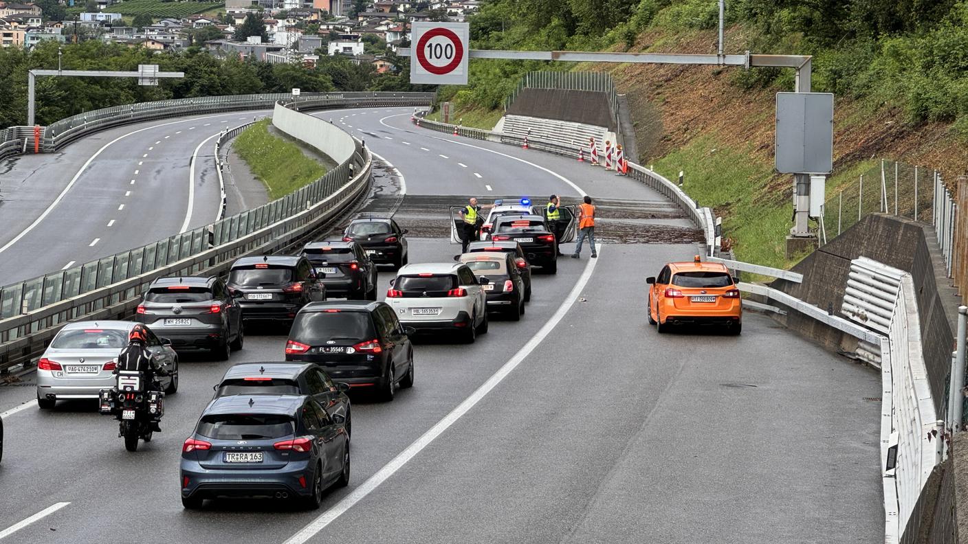Il blocco sull'A2 prima di Capolago, in direzione nord.jpeg