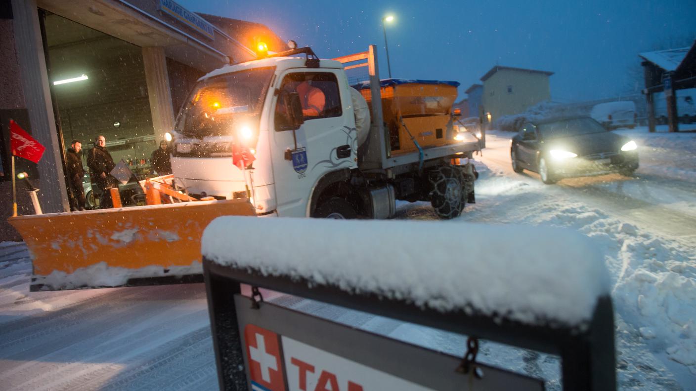 Spazzaneve al lavoro a Sureggio