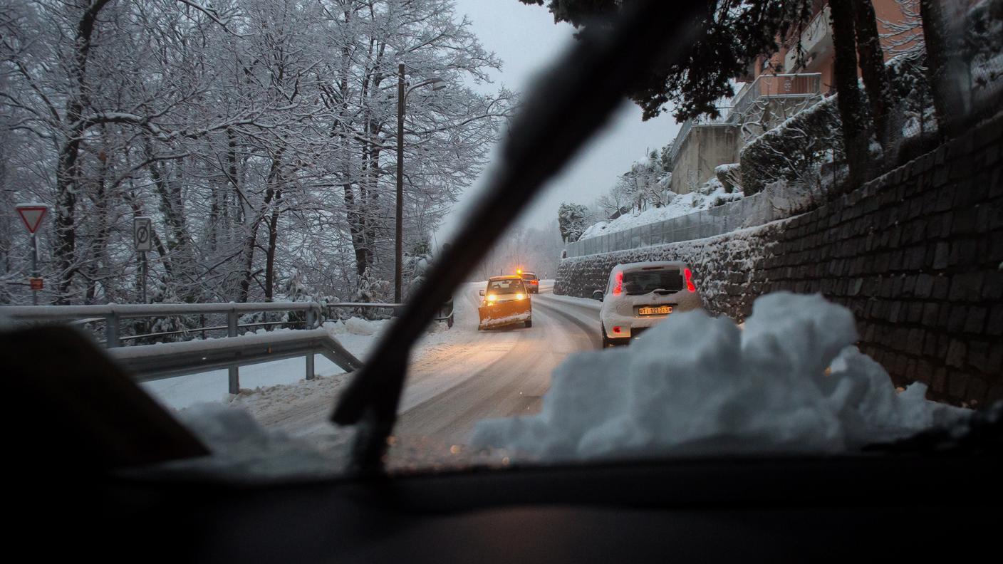 Mezzi al lavoro sulle strade di Canobbio