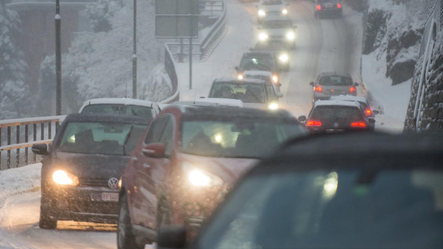 Traffico intenso sulle strade innevate