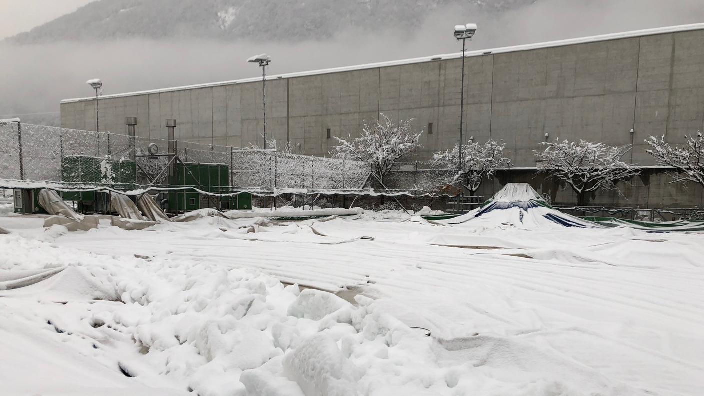 Il peso della neve ha creato uno strappo di circa un metro nel tendone