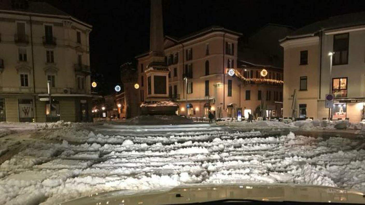 Piazza Indipendenza a Bellinzona dopo la neve di lunedì