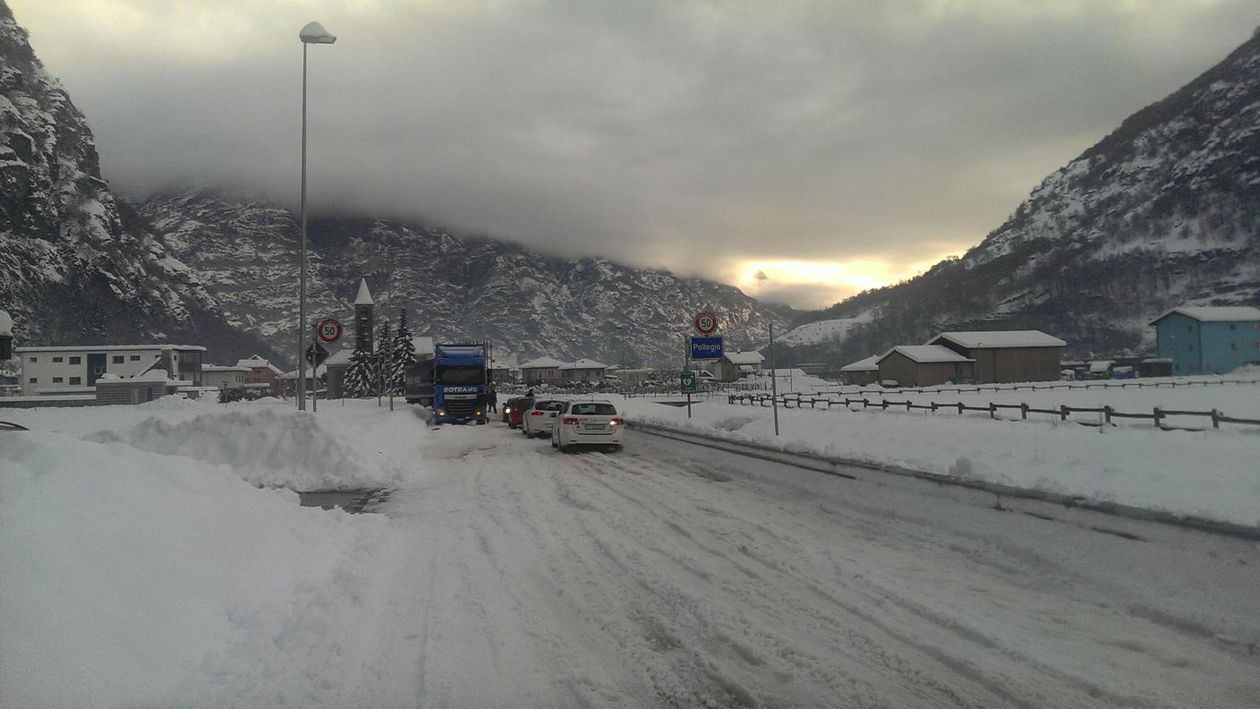 Camion in difficoltà a Pollegio
