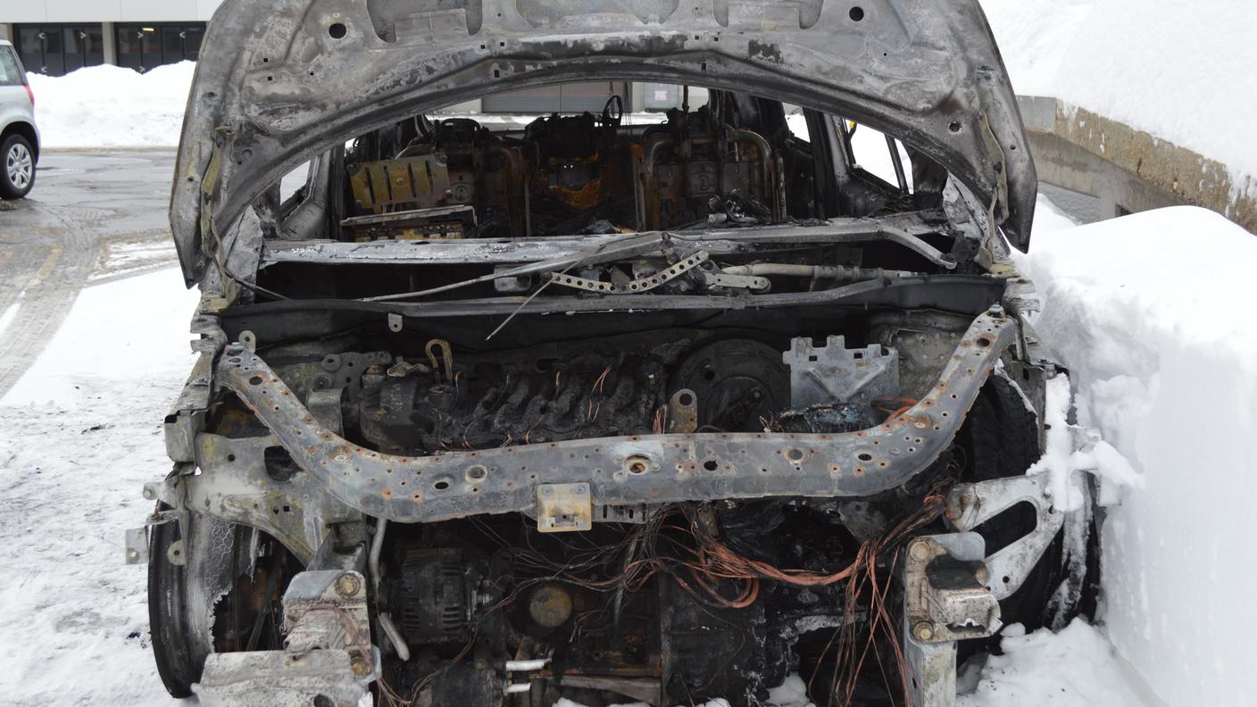 Quel che resta della vettura in fiamme nella galleria del San Bernardino