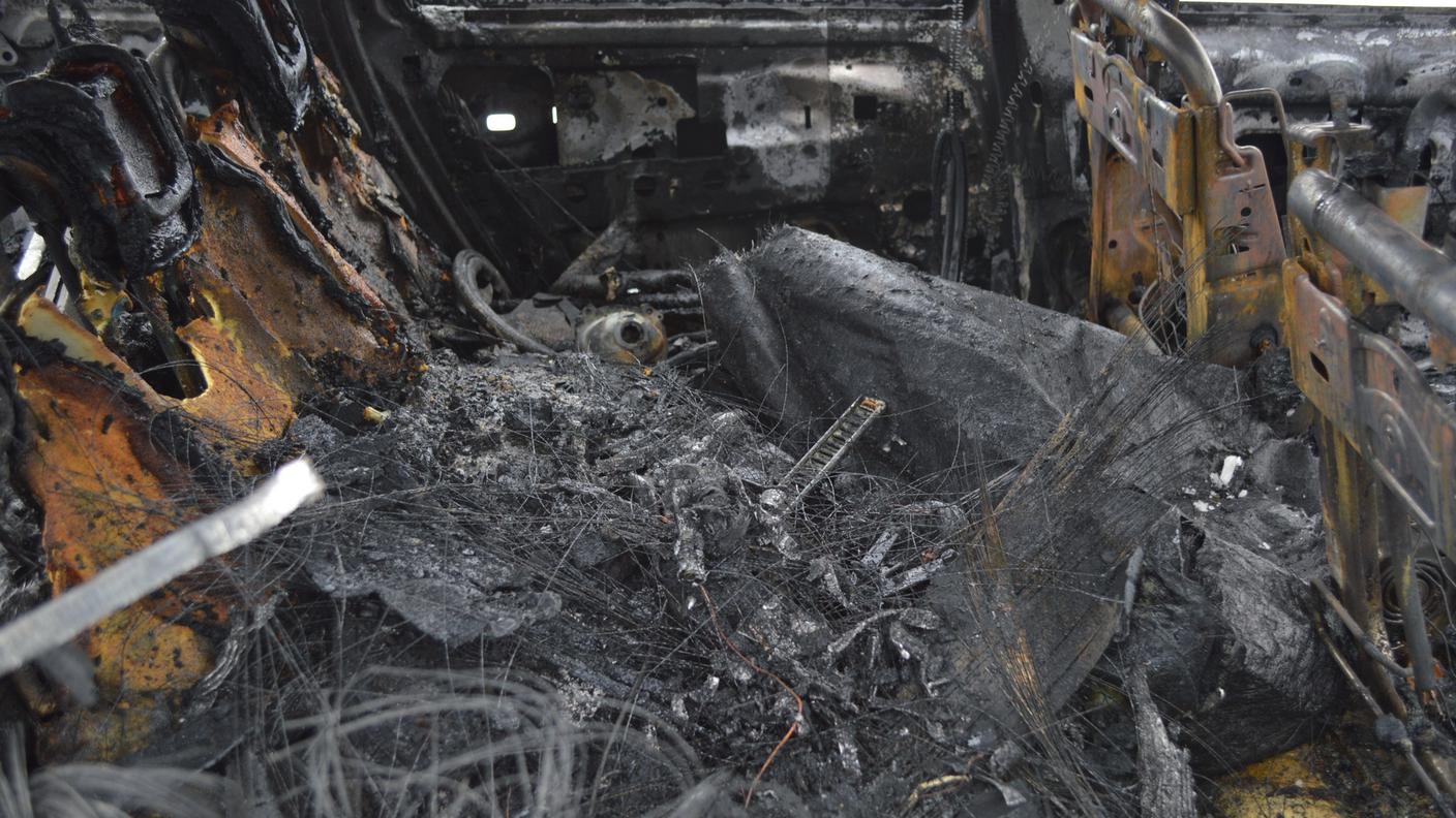 Quel che resta della vettura in fiamme nella galleria del San Bernardino