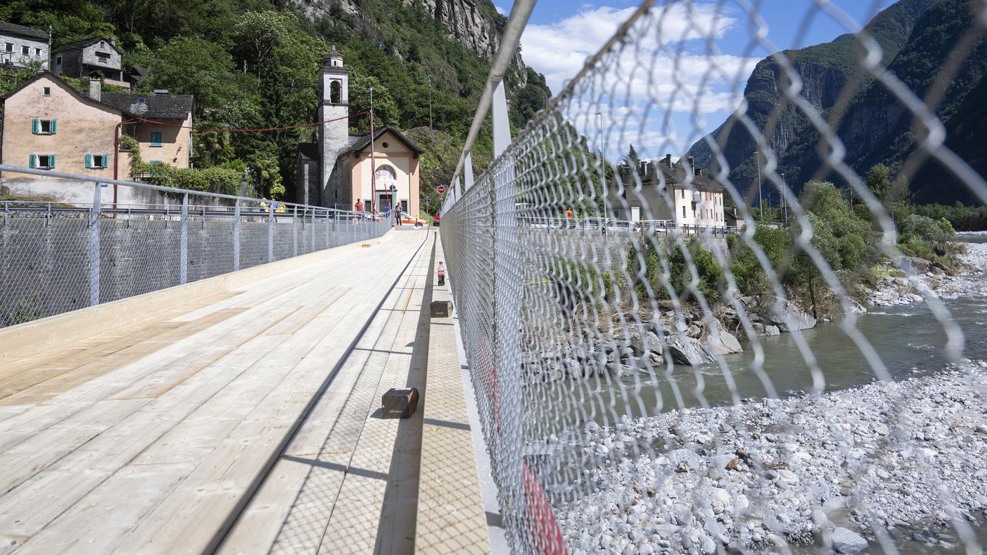 L'unico passaggio in attesa che venga posato il ponte dai militari.jpg