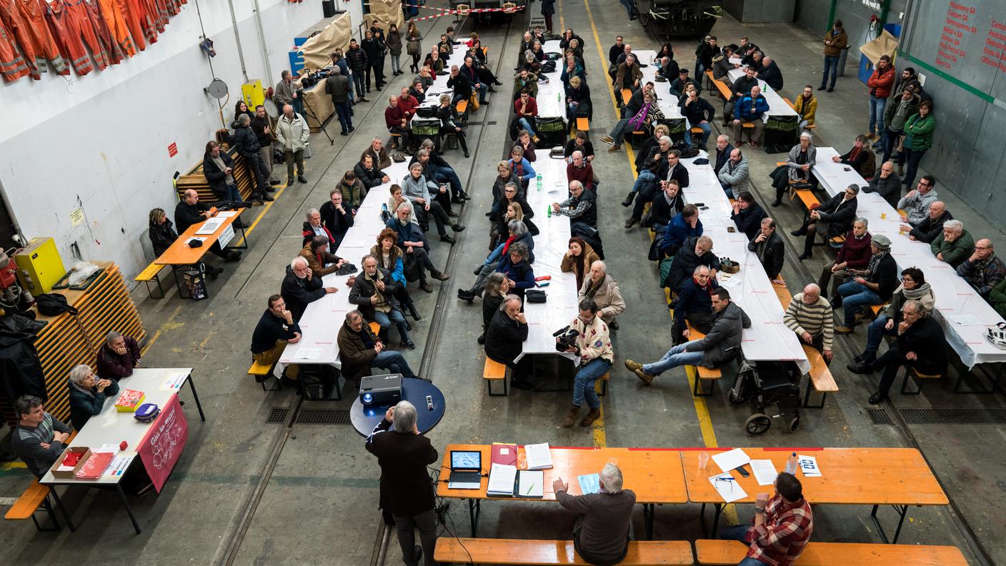 L'assemblea dell'associazione "Giù le mani dalle Officine"