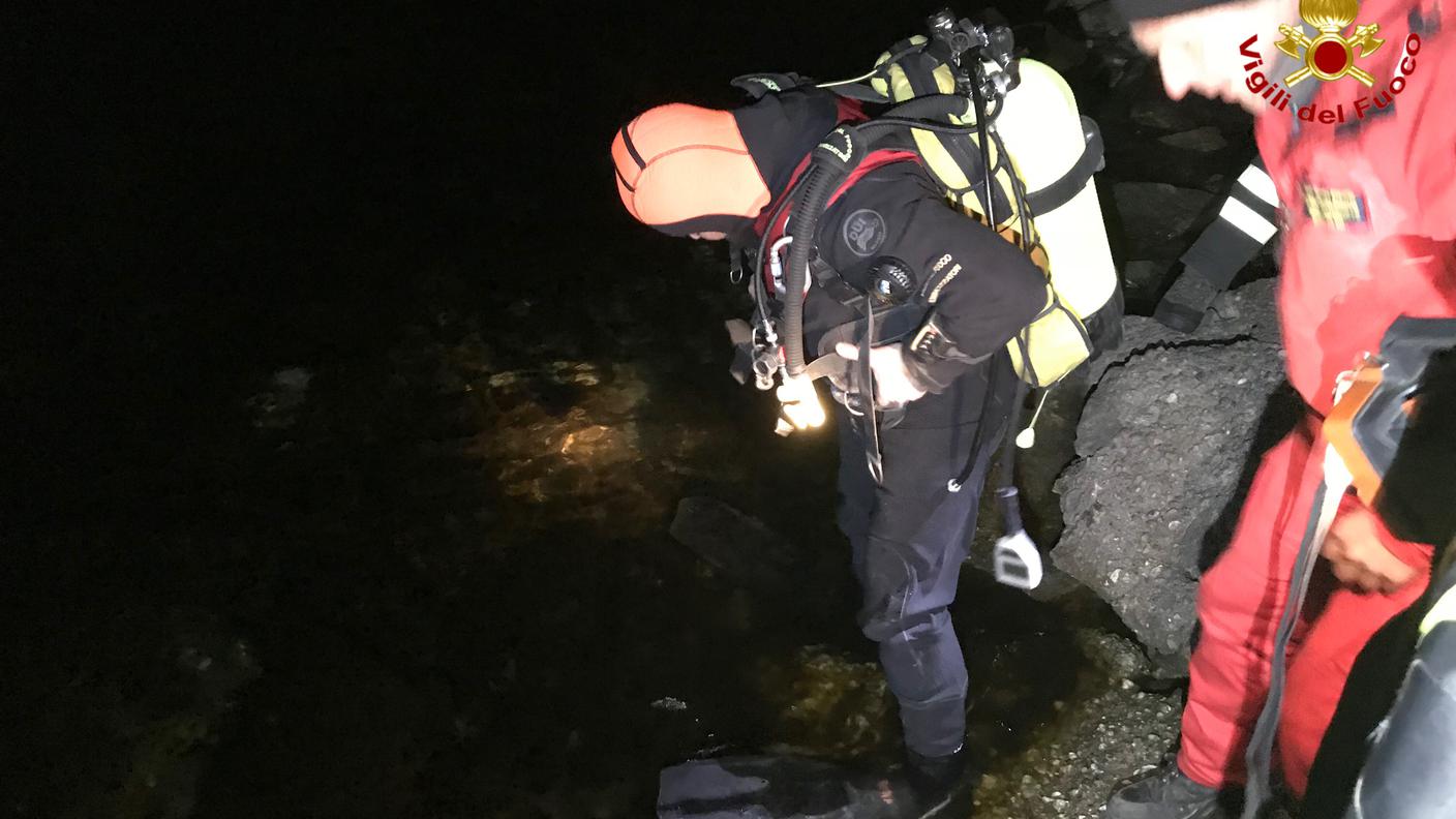 I sommozzatori dei vigili del fuoco mentre entrano nel Lago Maggiore