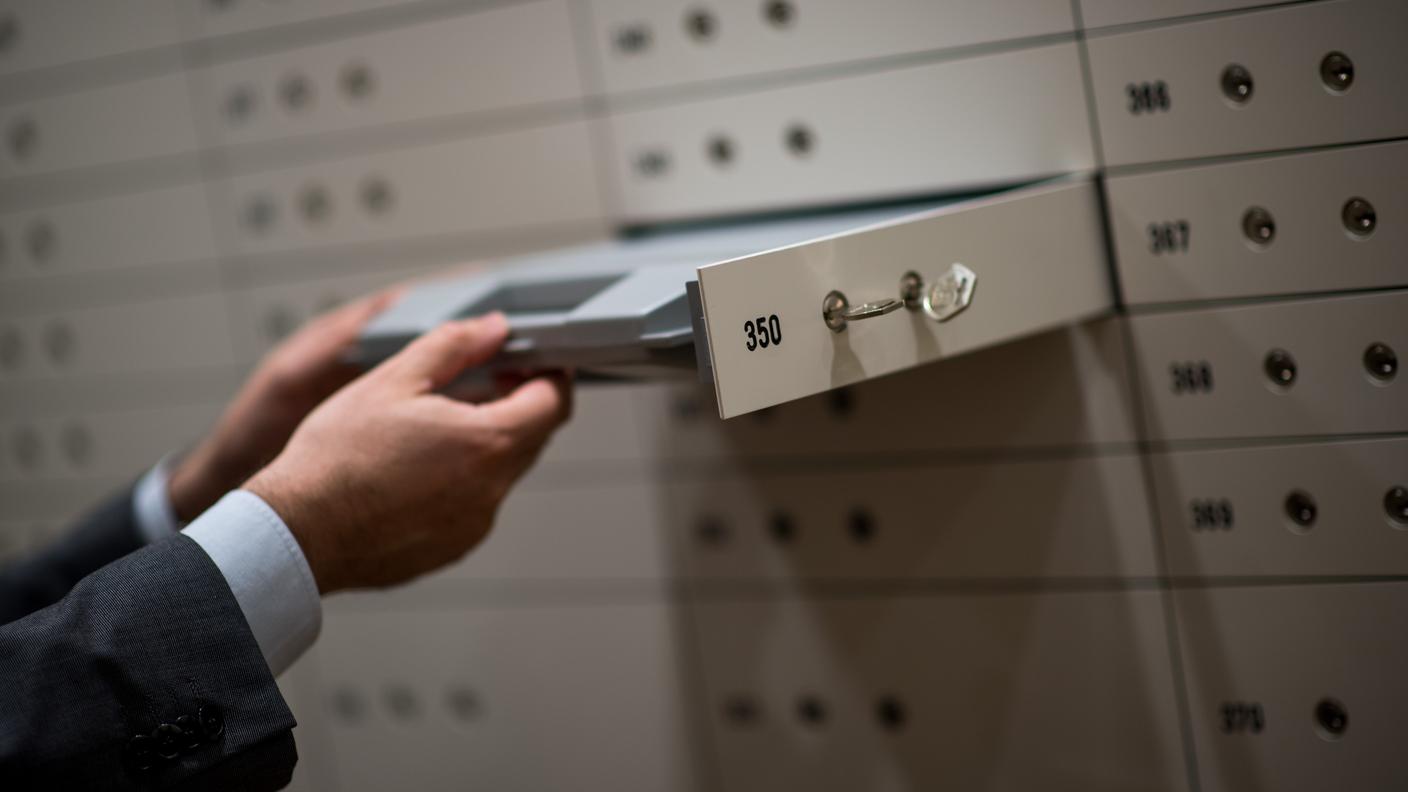 Il responsabile del caveau rimetteva a posto le cassette dopo averle alleggerite