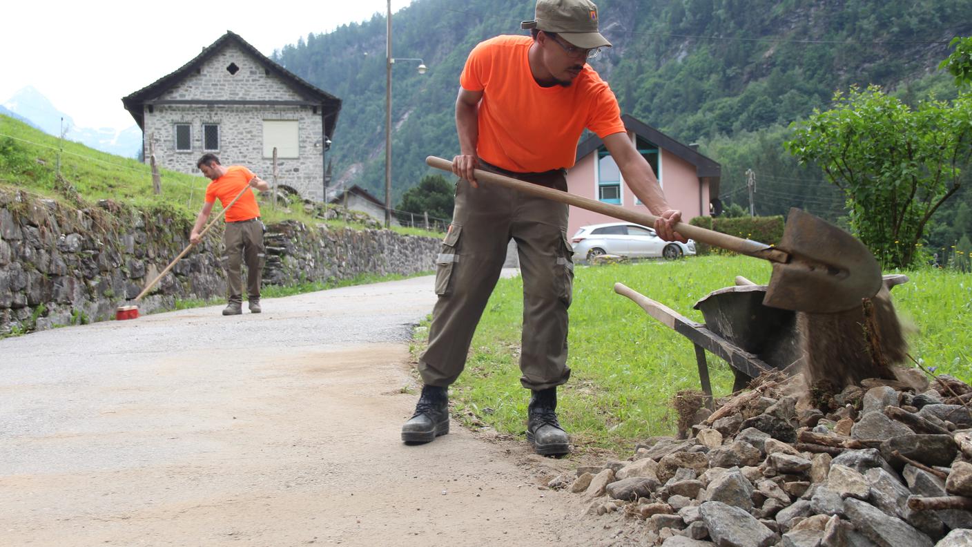 Militi della Protezione civile al lavoro sulle strade.JPG