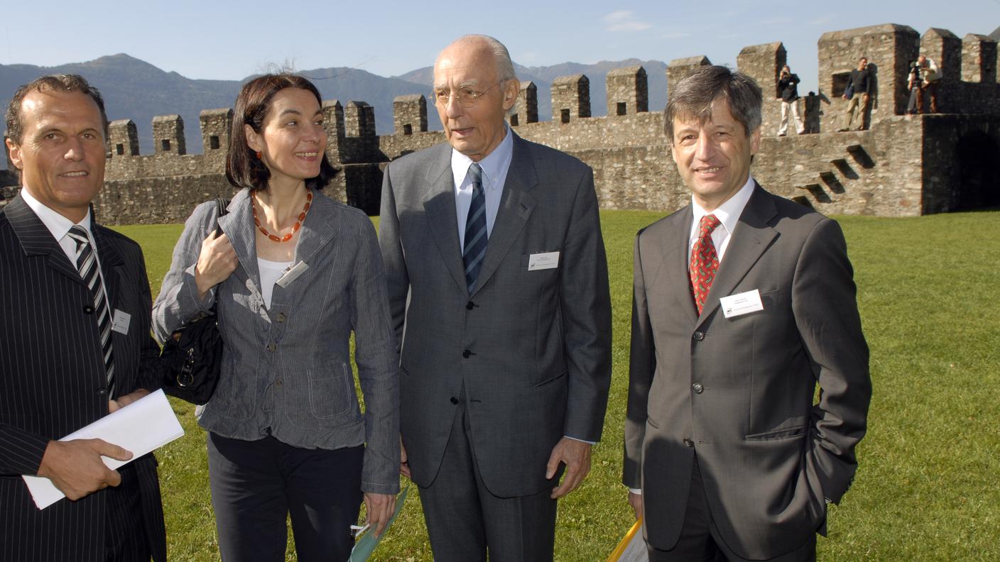 In una foto del 2008, al centro insieme alla figlia Laura Sadis