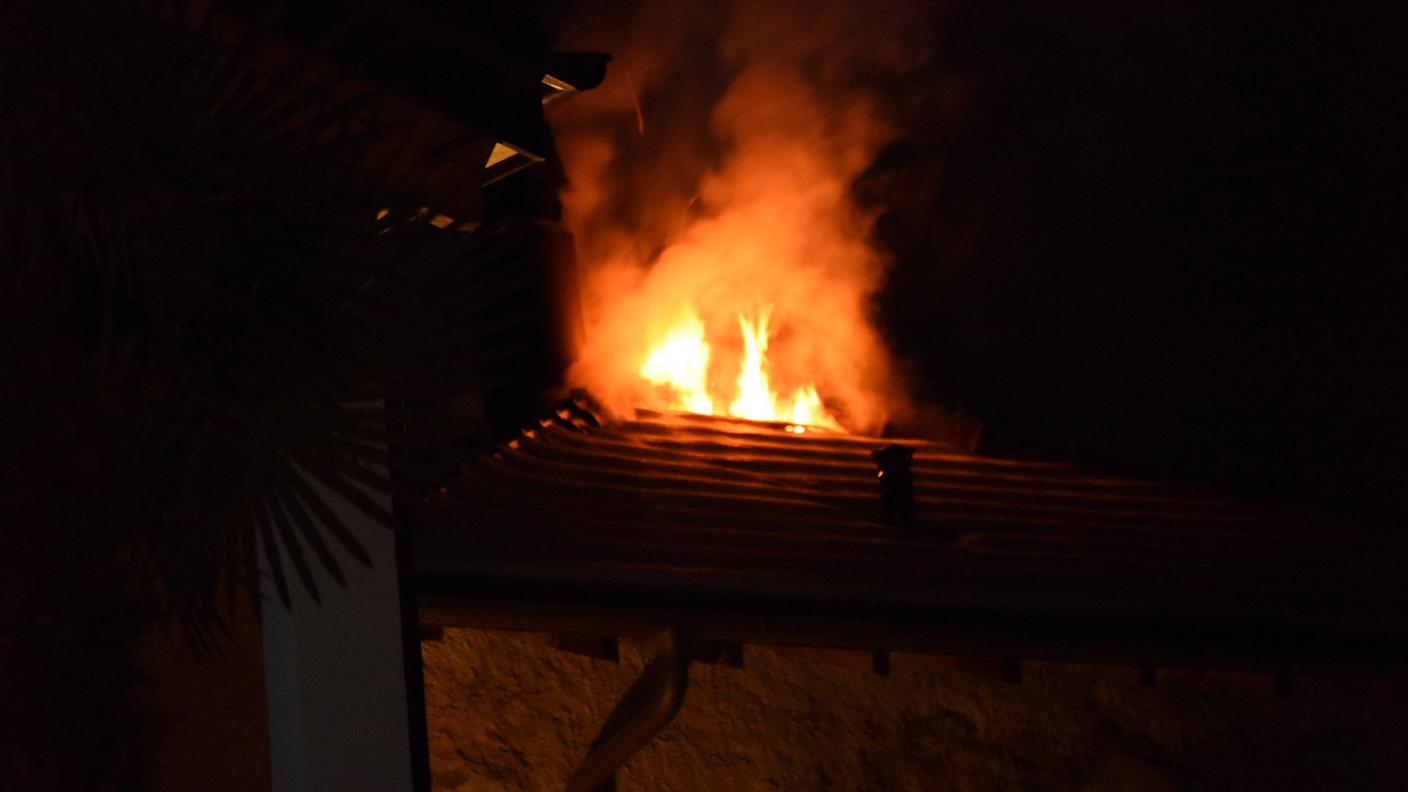 Fiamme dal tetto di una casa