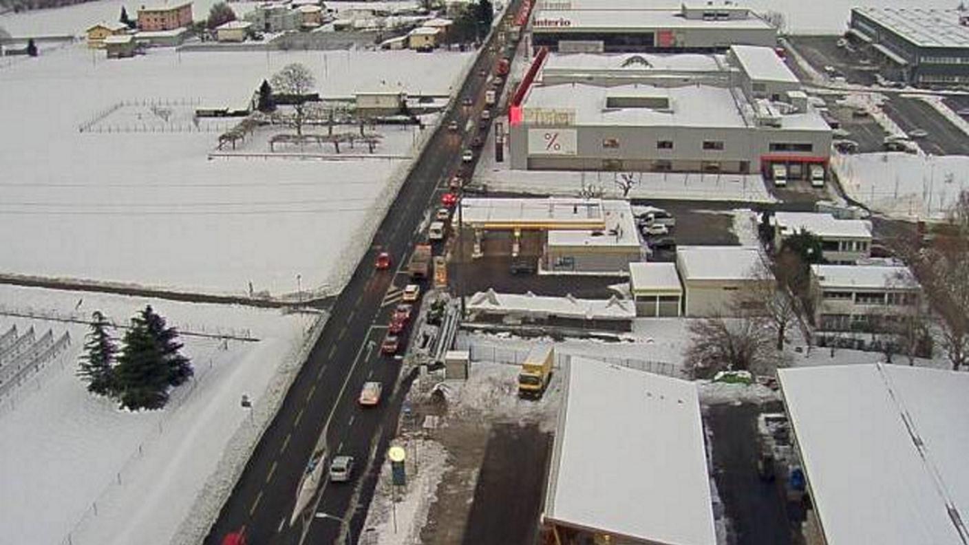 La coda sulla strada cantonale è continuata per ore in direzione di Tenero